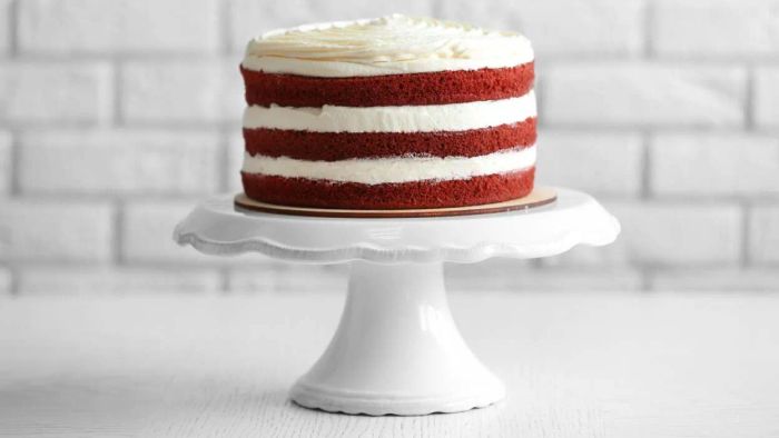 Fully frosted cakes