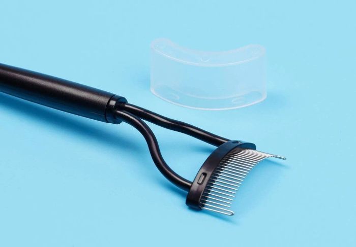 The eyelash comb with ultra-fine dividers for precise separation of lashes