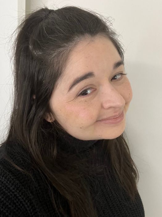 A Mytour editor showcasing the limited edition R.e.m. beauty highlighter.