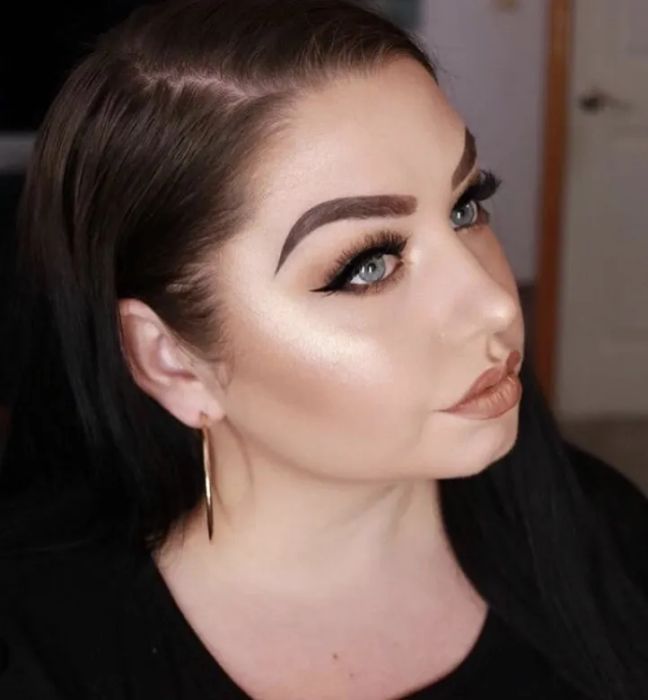 Reviewer showcasing the golden highlighter on her cheekbones