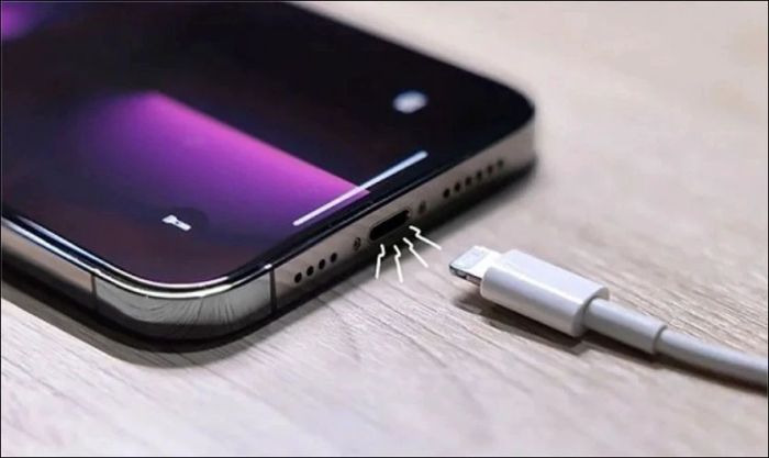Vệ sinh cổng sạc giúp tăng hiệu quả sạc cho iPhone