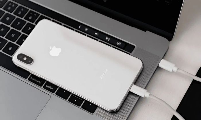 Kết nối iPhone 16 với máy tính qua cáp chính hãng Apple