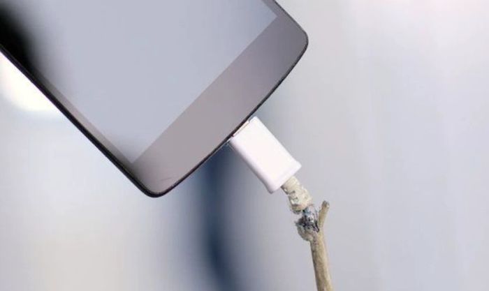 Tại sao khi sạc pin trên Samsung lại xuất hiện dấu chấm than?