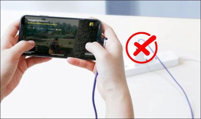 Không nên vừa sạc vừa sử dụng điện thoại