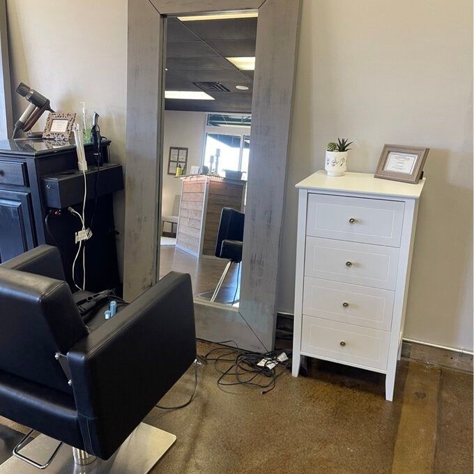 Reviewer’s photo showcasing the dresser being used in a salon