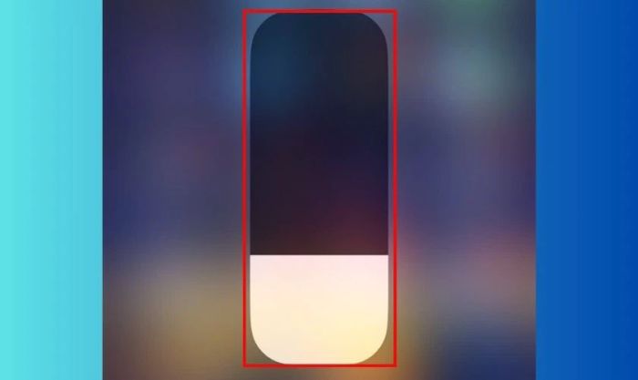 Vuốt từ dưới lên để mở Trung tâm điều khiển, sau đó kéo thanh điều chỉnh độ sáng.