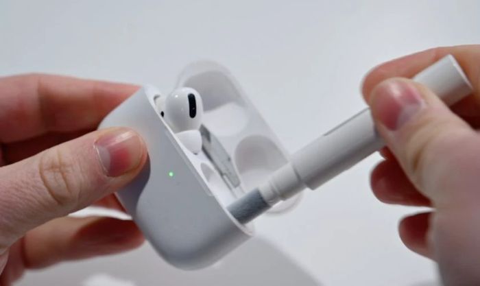 Vệ sinh AirPods định kỳ