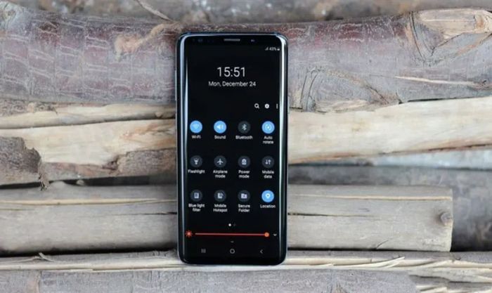 Sử dụng theme và hình nền màu đen cho J7 Pro