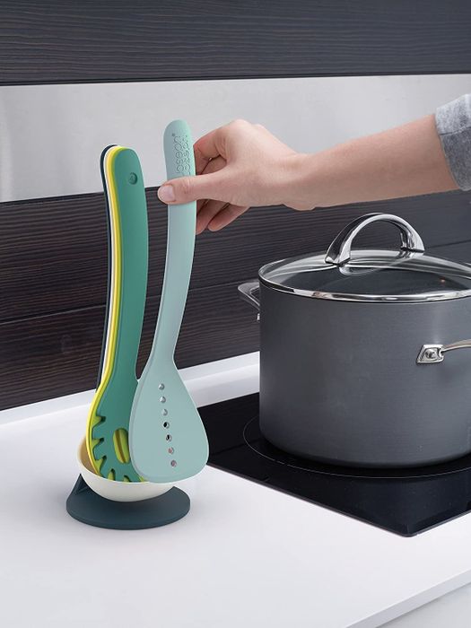 The magnetic storage stand with the five utensils