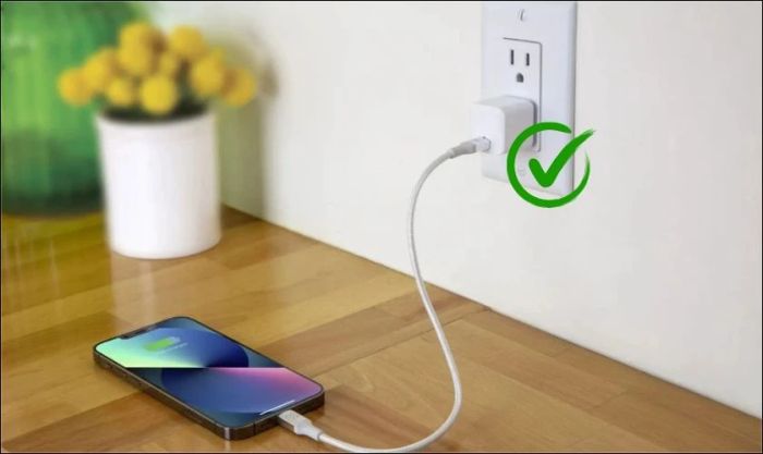 Kiểm tra nguồn điện khi iPhone 13 Pro Max không nhận sạc