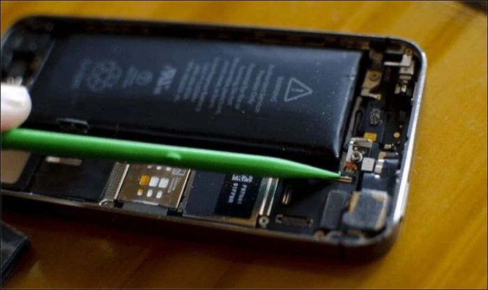 Pin chai và phồng là nguyên nhân phổ biến khi iPhone 13 Pro Max không thể sạc vào pin