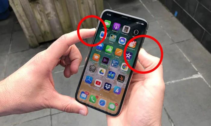 Giữ đồng thời nút nguồn và nút tăng giảm âm lượng trên iPhone 15 Pro Max