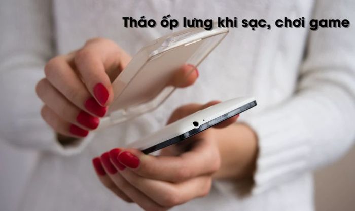 Tháo ốp lưng khi sạc hoặc chơi game