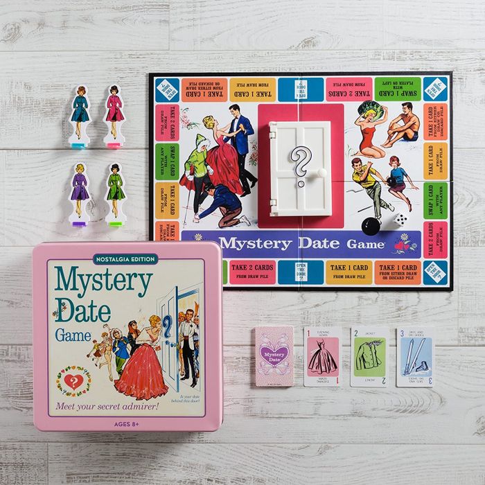 Tin storage packaging featuring the board and game pieces on display
