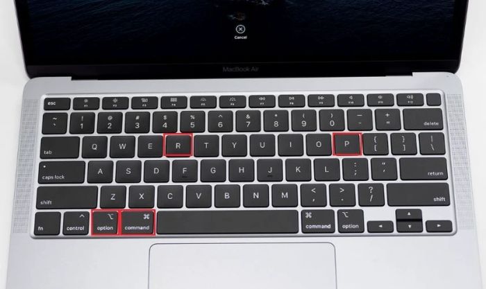 Đặt lại NVRAM/PRAM khi gặp sự cố Touch Bar nhấp nháy
