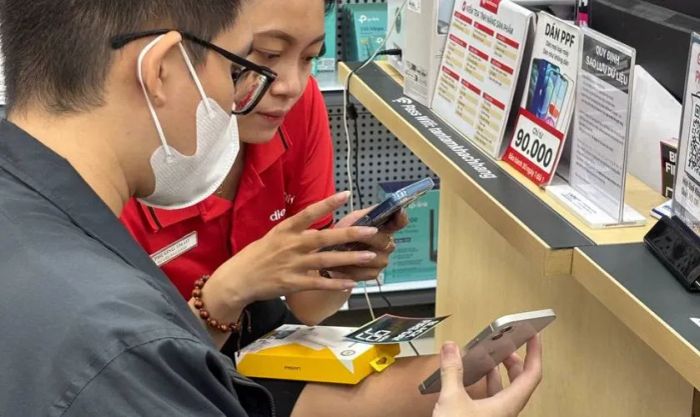 Mang điện thoại đến các cửa hàng chuyên nghiệp để khắc phục