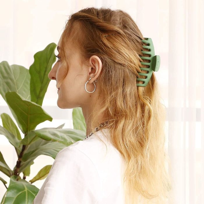 model wearing the claw clip