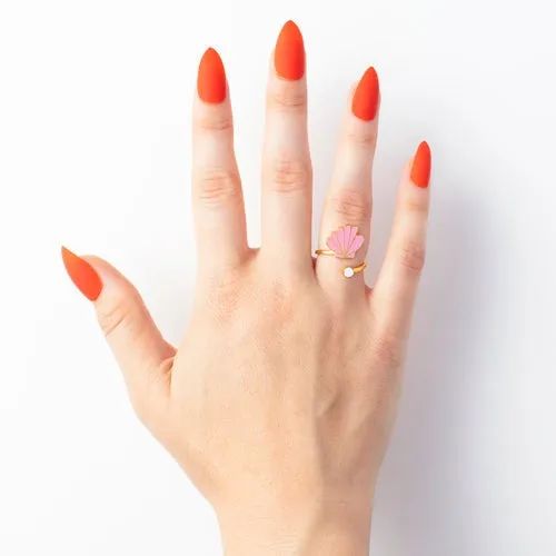 A model showcasing the pink seashell and pearl ring.
