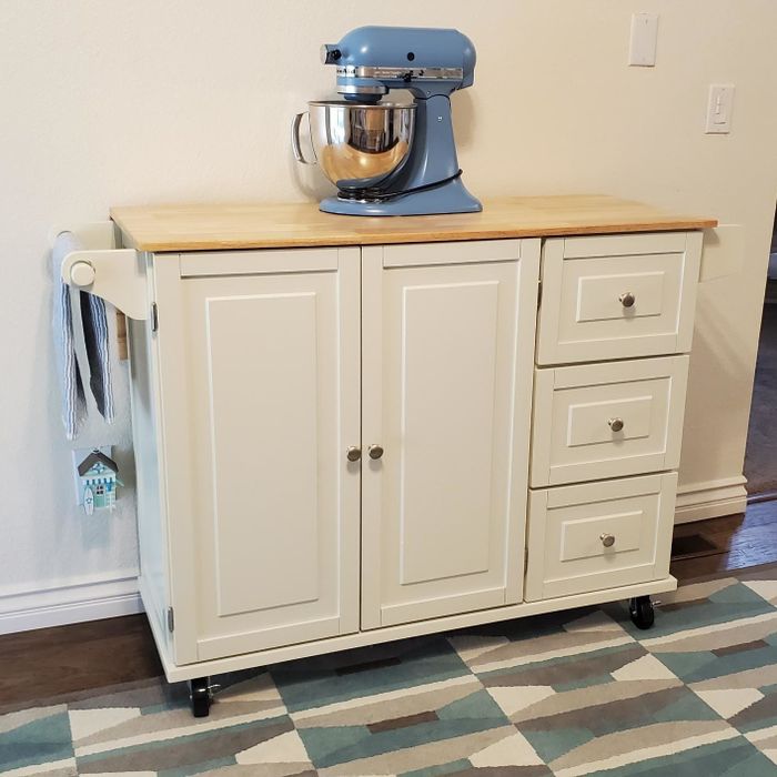 Reviewer photo of the kitchen island