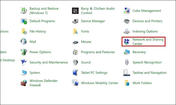 Mở Control Panel trên máy tính và chọn vào Network and Sharing Center