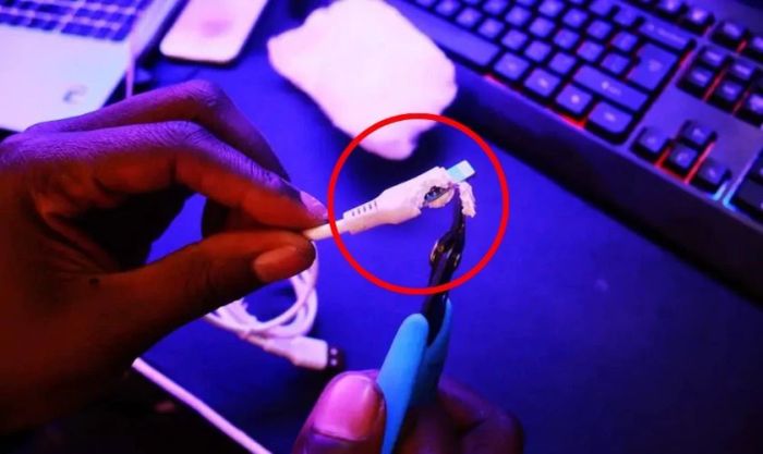 Cáp sạc bị đứt chính là nguyên nhân khiến iPhone 15 Pro Max không nhận sạc.