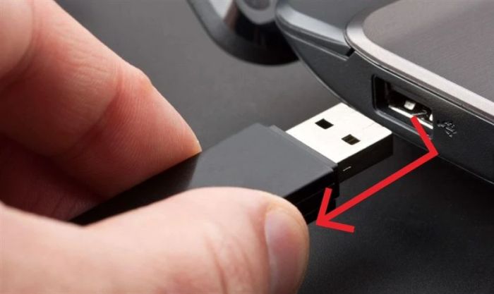 Rút kết nối với USB để khắc phục lỗi camera bị đen trên laptop