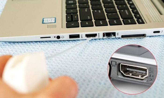 Vệ sinh cổng HDMI khi màn hình máy tính không nhận tín hiệu từ cổng kết nối
