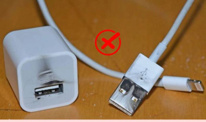 Sử dụng sạc không chính hãng dễ gây nóng, cháy nổ