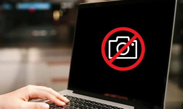 Màn hình laptop chỉ hiển thị một màu đen, không có hình ảnh.