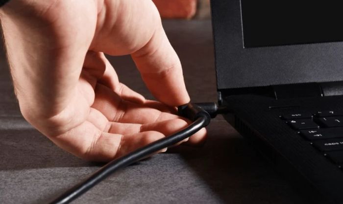 Kiểm tra lại kết nối giữa bộ sạc và laptop để đảm bảo chúng đã được cắm chặt.