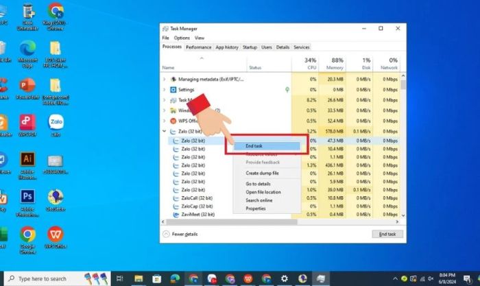 Nhấn End Task để tắt ứng dụng đang chiếm dụng camera trên laptop