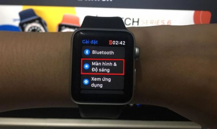 Chọn mục Màn hình & độ sáng trong phần cài đặt của Apple Watch.