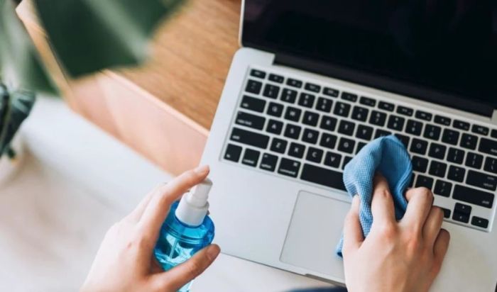 Làm ẩm khăn vệ sinh và lau trackpad một cách nhẹ nhàng