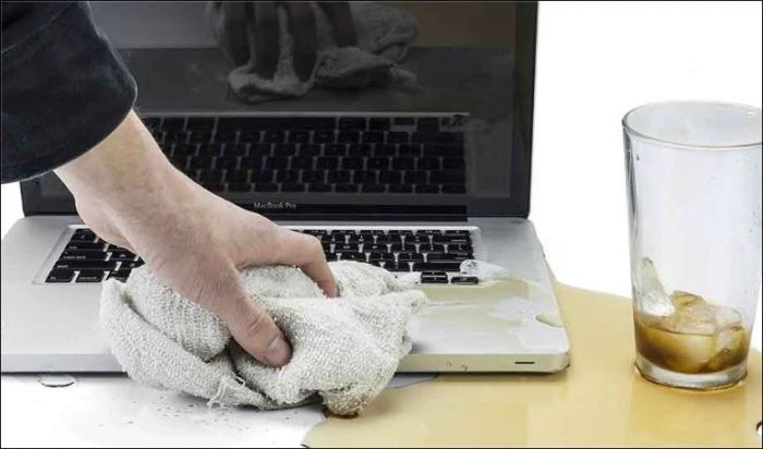 MacBook Pro bị ngấm nước gây hư hỏng trackpad