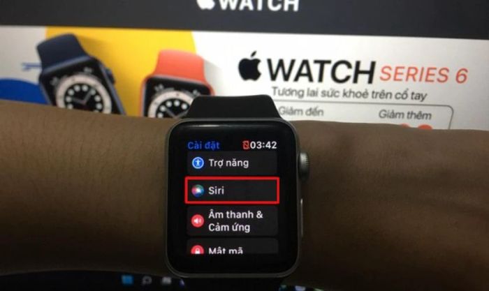 Vào Cài đặt và chọn mục Siri.