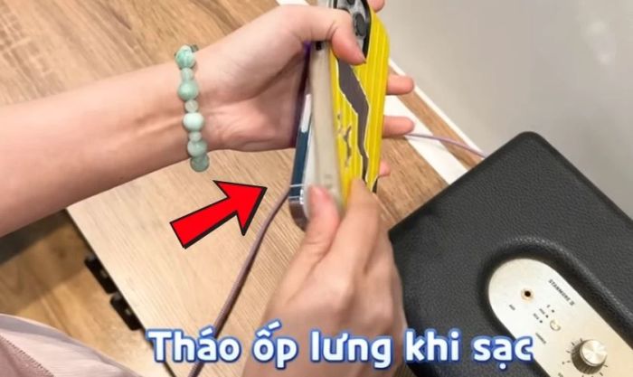 Hãy tháo ốp hoặc bao da khi đang sạc