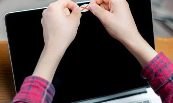 Kiểm tra và loại bỏ vật cản trên camera laptop