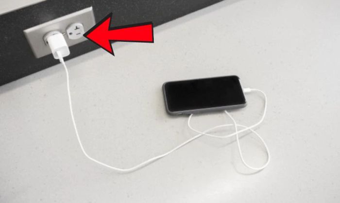 Nguồn điện không ổn định là lý do khiến cục sạc iPhone bị nóng