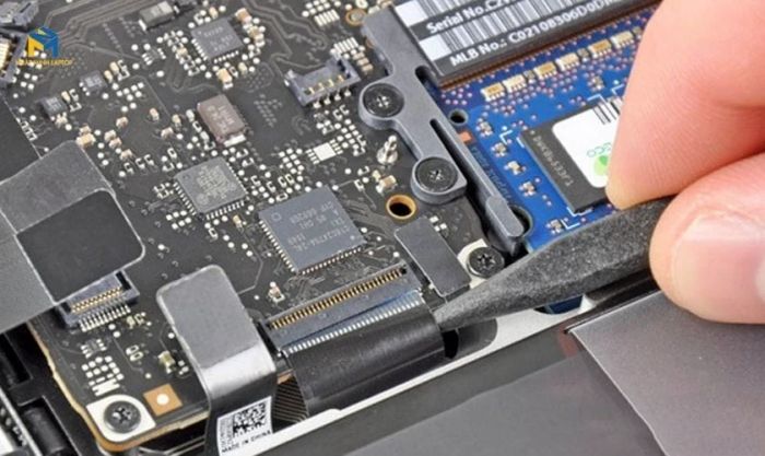 Do lỗi IC sạc trên mainboard
