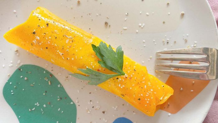 Preparing an Egg Yolk Omelette Without Irritating James Corden [Updated Version]