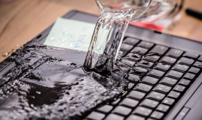 Bàn phím bị dính nước hoặc chất lỏng