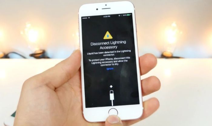 Cảnh báo về chất lỏng trong cổng Lightning là gì?