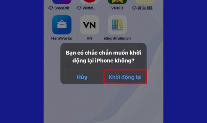 Nhấn vào mục Khởi động lại để xác nhận quá trình.