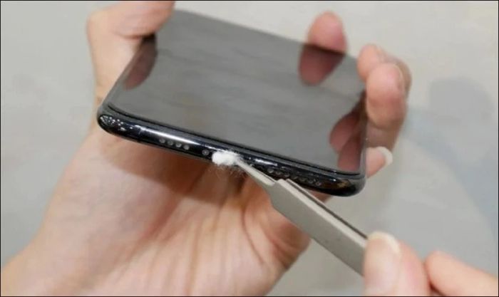 Vệ sinh cổng kết nối để loại bỏ các vật cản, giúp quá trình sạc pin diễn ra suôn sẻ hơn