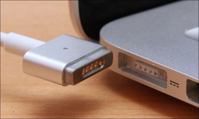 Cách sửa lỗi MacBook không sạc vào pin