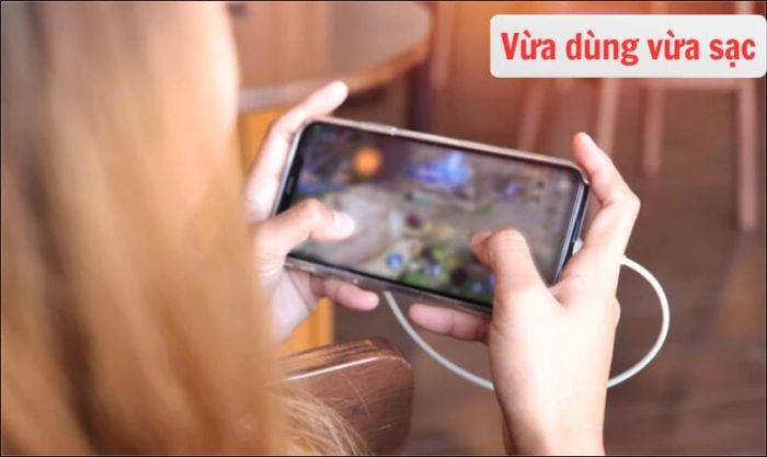 Vừa sạc pin điện thoại vừa xem phim, nghe nhạc