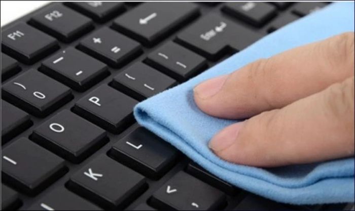 Vệ sinh bên ngoài và bên trong bàn phím laptop