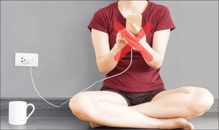 Tránh vừa sạc vừa sử dụng điện thoại