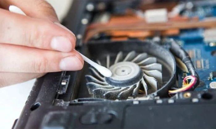 Vệ sinh laptop khi gặp tình trạng tắt nguồn khi cắm sạc