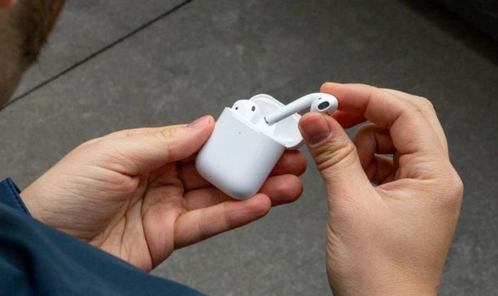 Các dấu hiệu cho thấy AirPods không sạc được pin một bên